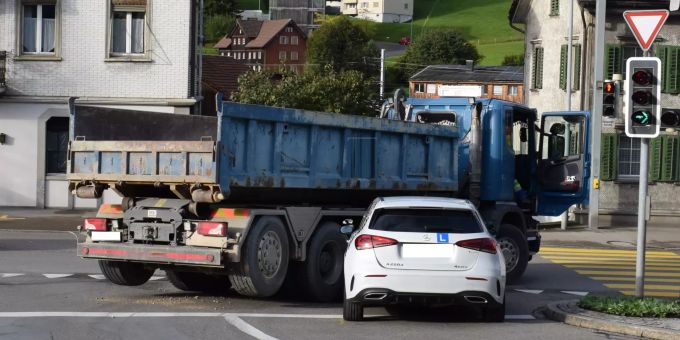 Es entstand am Lastwagen und dem Fahrschulfahrzeug Schaden in der Höhe von mehreren Tausend Franken. Unfall
