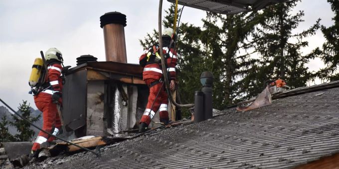 Die Feuerwehr Arosa stand mit 35 Personen im Einsatz. Brand