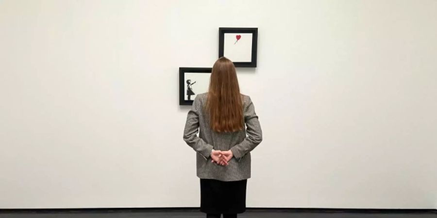 Eine Version des bekannten Banksy-Motivs «Mädchen mit Ballon» kommt unter den Hammer. Am Freitag enthüllte das Auktionshaus Christie's in London das Diptychon.