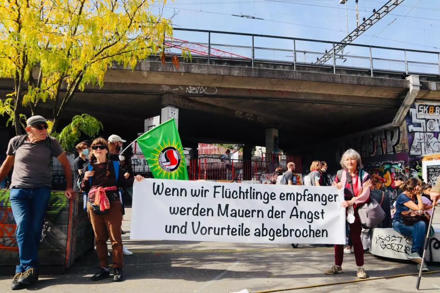 Mit Plakaten wird gegen Vorurteile gegenüber Flüchtlingen demonstriert.