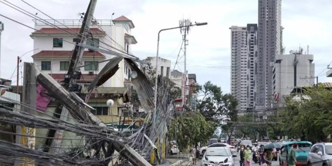 Umgestürzte Strommasten liegen entlang einer Strasse. Foto: Jay Labra/AP/dpa rai
