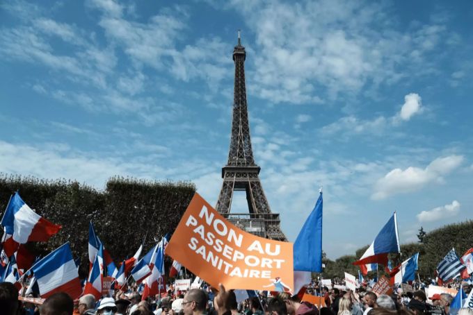 Gegen den Gesundheitspass wurde in Frankreich, hier am 4. September in Paris, protestiert. Corona