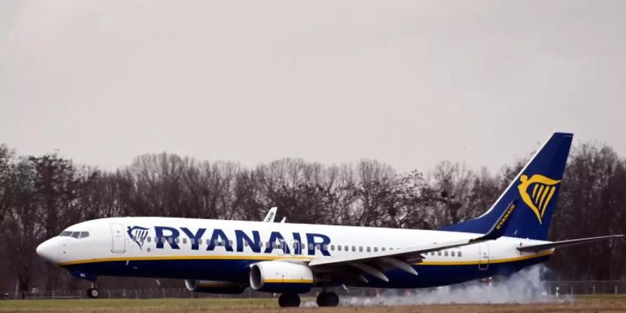 Das Frankfurter Landgericht hat Klauseln der Fluggesellschaft Ryanair gekippt, mit denen Kunden davon abgehalten werden sollten, ihre Entschädigungsansprüche an Fluggastrechtportale abzutreten. Foto: Uli Deck/dpa/Archivbild