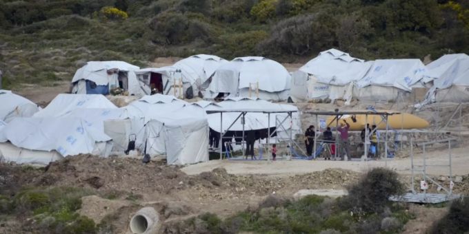 ARCHIV - Geflüchtete Menschen stehen im Flüchtlingslager Kara Tepe in der Nähe von Mytilini auf Lesbos vor Zelten. Foto: Panagiotis Balaskas/AP/dpa ARCHIV - Geflüchtete Menschen stehen im Flüchtlingslager Kara Tepe in der Nähe von Mytilini auf Lesbos vor Zelten. Foto: Panagiotis Balaskas/AP/dpa