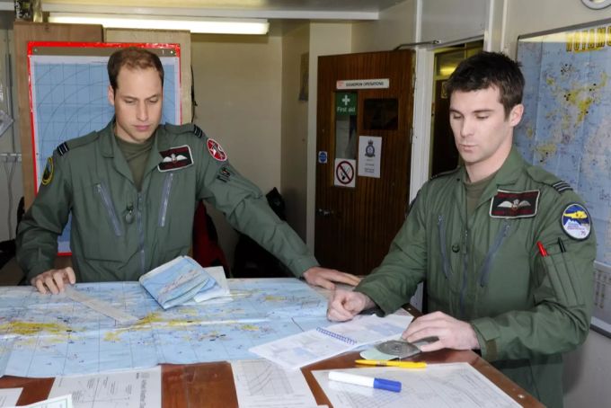 Prinz William analysiert die Karte. Prinz William