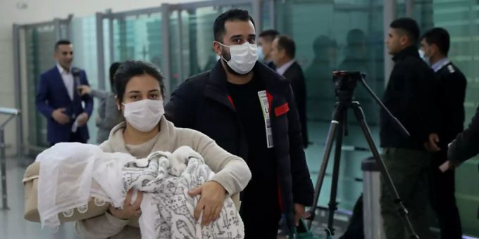 Irakische Migranten kommen am frühen Freitag am Flughafen in Irbil, Irak, an. 170 irakische Staatsangehörige kehrten am Freitag aus Belarus in ihre Heimat zurück. Foto: Hussein Ibrahim/AP/dpa Irakische Migranten kommen am frühen Freitag am Flughafen in Irbil, Irak, an. 170 irakische Staatsangehörige kehrten am Freitag aus Belarus in ihre Heimat zurück. Foto: Hussein Ibrahim/AP/dpa