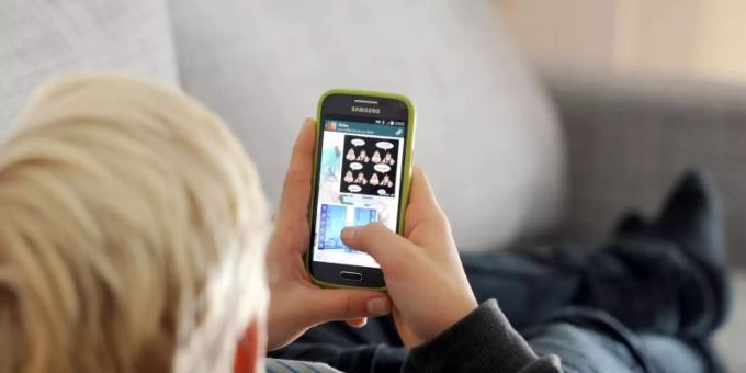 Ein Kind mit einem Smartphone. Wann ist der beste Zeitpunkt für das erste Gerät?. Foto: Tobias Hase/dpa Ein Kind mit einem Smartphone. Wann ist der beste Zeitpunkt für das erste Gerät?. Foto: Tobias Hase/dpa
