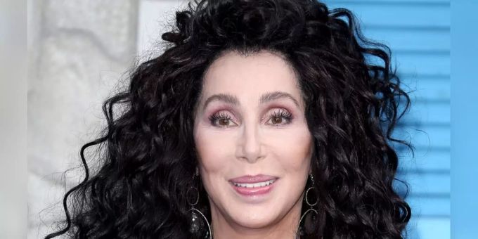 Cher und ihre ikonische schwarze Lockenmähne. Cher und ihre ikonische schwarze Lockenmähne.