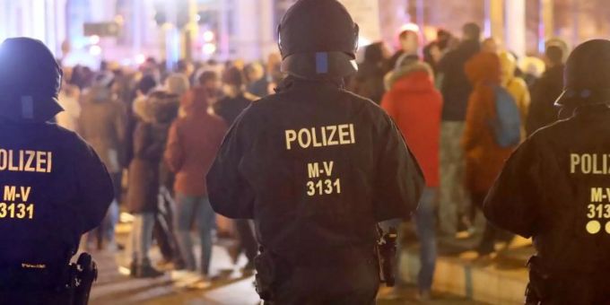 Zu der allwöchentlichen Demonstration gegen die Corona-Massnahmen haben sich in Rostock wieder mehrere tausend Menschen eingefunden. Foto: Bernd Wüstneck/dpa-Zentralbild/dpa Zu der allwöchentlichen Demonstration gegen die Corona-Massnahmen haben sich in Rostock wieder mehrere tausend Menschen eingefunden. Foto: Bernd Wüstneck/dpa-Zentralbild/dpa