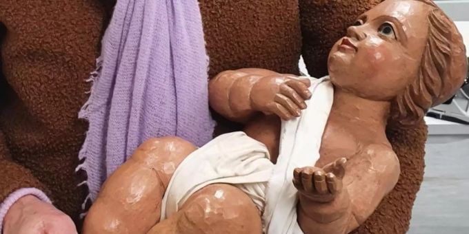 Diese Christkind-Figur haben Unbekannte kurz vor Weihnachten gestohlen. Foto: -/Polizei Berlin/dpa Diese Christkind-Figur haben Unbekannte kurz vor Weihnachten gestohlen. Foto: -/Polizei Berlin/dpa