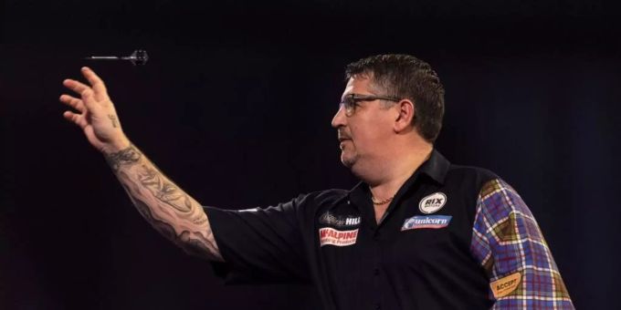 Steht nach dem Sieg über Rob Cross im WM-Viertelfinale: Gary Anderson in Aktion. Foto: Steven Paston/PA Wire/dpa Steht nach dem Sieg über Rob Cross im WM-Viertelfinale: Gary Anderson in Aktion. Foto: Steven Paston/PA Wire/dpa