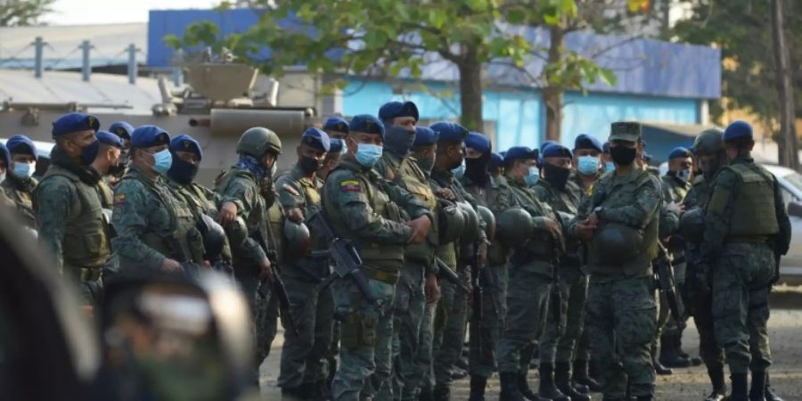 Soldaten bewachen das Gefängnis