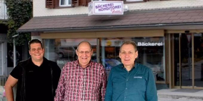 Renato Sahli, Ulrich Zwahlen und Stephan Zwahlen vor der Bäckerei Zwahlen