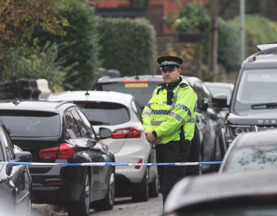 Ein Polizist steht vor dem Tatort in Liverpool – noch gibt der misslungene Terroranschlag der Polizei viele Rätsel auf.