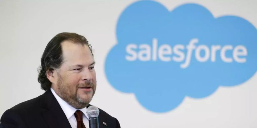 Marc Benioff, Chef von Salesforce, spricht auf einer Pressekonferenz. Foto: Darron Cummings/AP/dpa