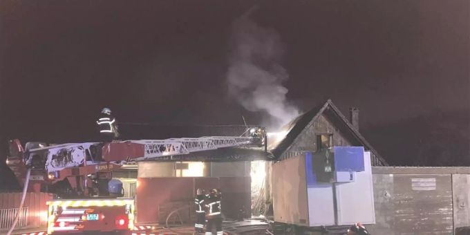 Das Feuer brach im Dachstock eines Wohnhauses aus. Das Feuer brach im Dachstock eines Wohnhauses aus.