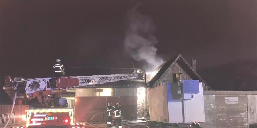 Das Feuer brach im Dachstock eines Wohnhauses aus.