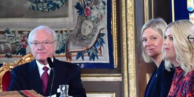 König Carl XVI. Gustaf empfängt Ministerpräsidentin Magdalena Andersson (2.v.l) und die neue Regierung im Stockholmer Schloss. Foto: Jonas Ekströmer/TT NEWS AGENCY/AP/dpa König Carl XVI. Gustaf empfängt Ministerpräsidentin Magdalena Andersson (2.v.l) und die neue Regierung im Stockholmer Schloss. Foto: Jonas Ekströmer/TT NEWS AGENCY/AP/dpa
