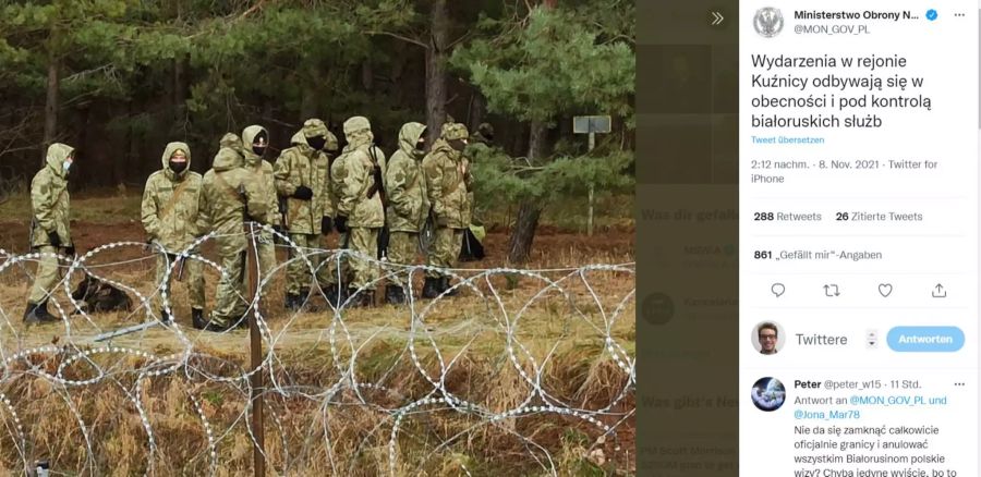 Das polnische Verteidigungsministerium hat auch Bilder der belarussischen Einsatzkräfte gezeigt, die die Situation an der Grenze beobachten.