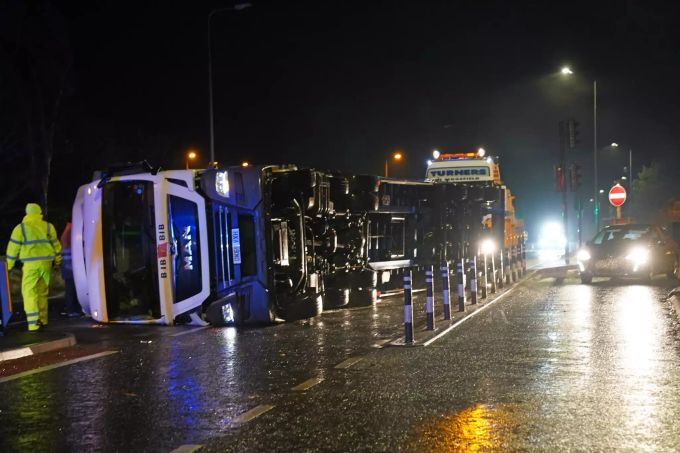 Ein bei starkem Wind umgeblasener Lastwagen blockiert die A179 in der Nähe vom englischen Hartlepool. Arwen