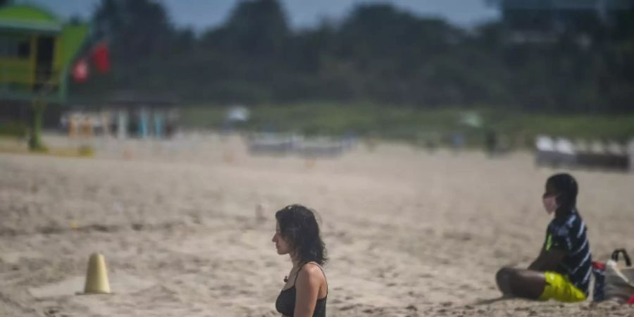 Meditierende am Strand von Miami Beach