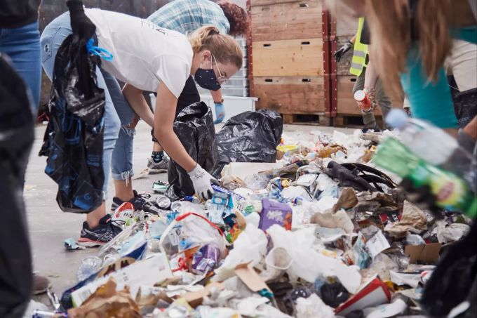 Die Helfenden sortieren den Abfall in der Bausort Niederlenz. NIKIN Clean-up-Day