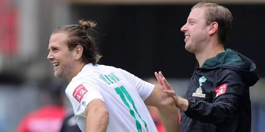 Freut sich, dass Trainer Florian Kohfeldt (r) bei Werder Bremen bleibt: Niclas Füllkrug (l). Foto: Friedemann Vogel/EPA/Pool/dpa