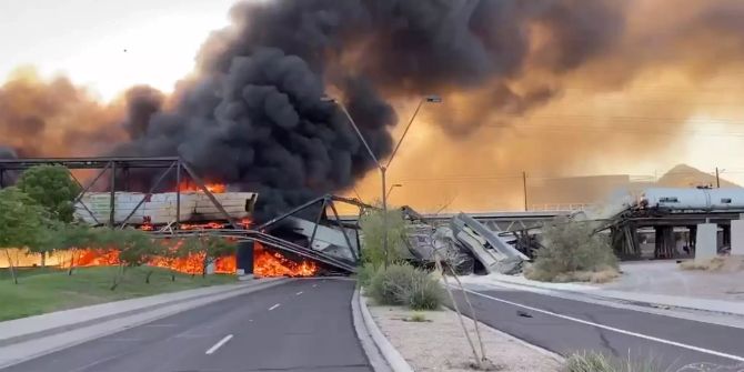 Grossbrand nach Zugentgleisung auf Brücke in Arizona