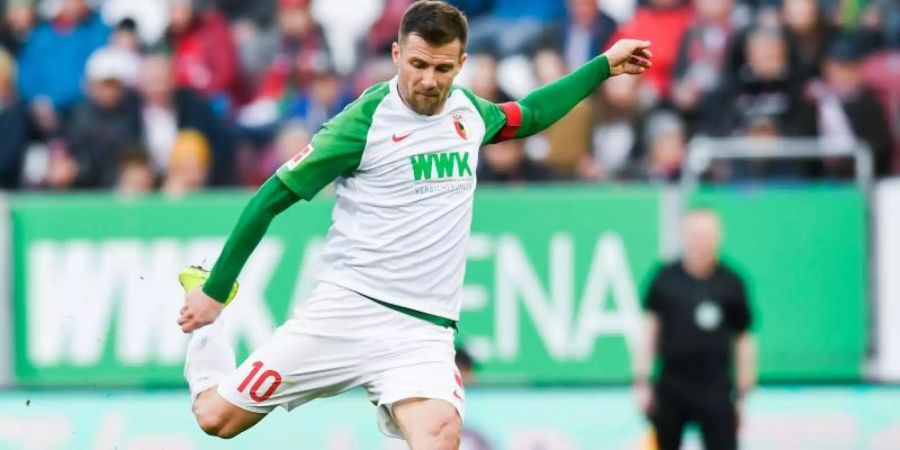 Macht nach mehr als einem Jahrzehnt beim FC Augsburg nun Schluss: Daniel Baier. Foto: Tom Weller/dpa