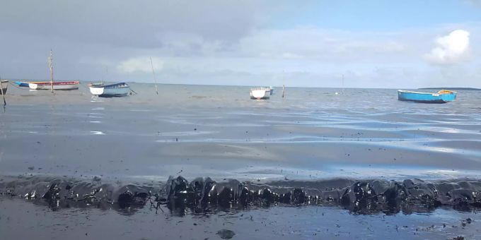 Ein Ölteppich bedeckt das Wasser vor dem Strand, nachdem bereits am 25. Juli der Frachter «Wakashio» vor der Ostküste von Mauritius auf Grund lief und inzwischen begonnen hat, Kraftstoff aus einem Tank zu verlieren. mauritius ölverschmutzung