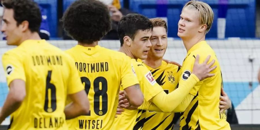 BVB-Torschütze Marco Reus (2.v.r.) wird von Teamkollegen gefeiert. Foto: Uwe Anspach/dpa