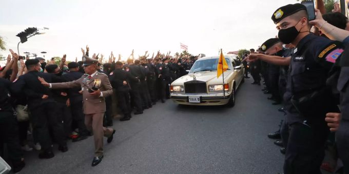 Ein Fahrzeug mit Mitgliedern der thailändischen Königsfamilie an Bord fährt durch eine Strasse, auf der sich regierungskritische Demonstranten vor dem Regierungsgebäude versammelten. Proteste in Bangkok