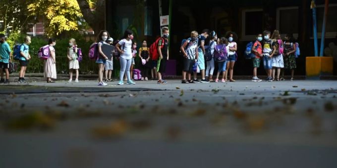 Kinder auf dem weg zur Schule Kinder auf dem weg zur Schule