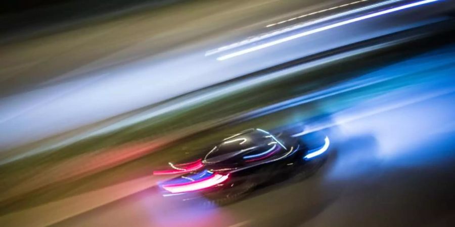 Zu Lichtspuren verwischt sind die Fahrzeuge auf der Autobahn A661. Bei einer Polizeikontrolle gibt ein Autofahrer Gas und rast davon - die Beamten müssen nachsetzen. Foto: Frank Rumpenhorst/dpa