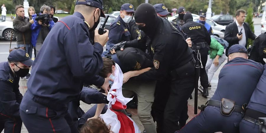 Polizisten nehmen bei einem Protest in der belarussischen Hauptstadt Minsk einen Demonstranten fest. Foto: Uncredited/AP/dpa