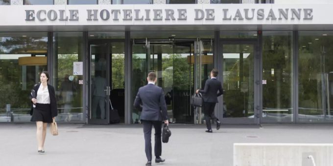 Studenten vor dem Eingang der Hotelfachschule Lausanne. Hotelfachschule Lausanne