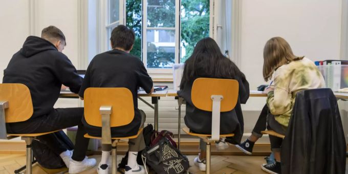 Neuenburger Schulen führen Sachunterricht in einer Fremdsprache ein, was die Zahl der Deutschlernenden um 30 Prozent steigen liess. (Symbolbild) Schule