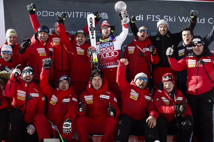 Der Schangnauer feiert den Erfolg mit dem Team.