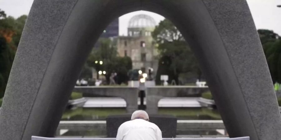 Ein Mann betet vor dem Kenotaph in Hiroshima am 75. Jahrestag des Bombenabwurfs für die Opfer. Foto: Eugene Hoshiko/AP/dpa