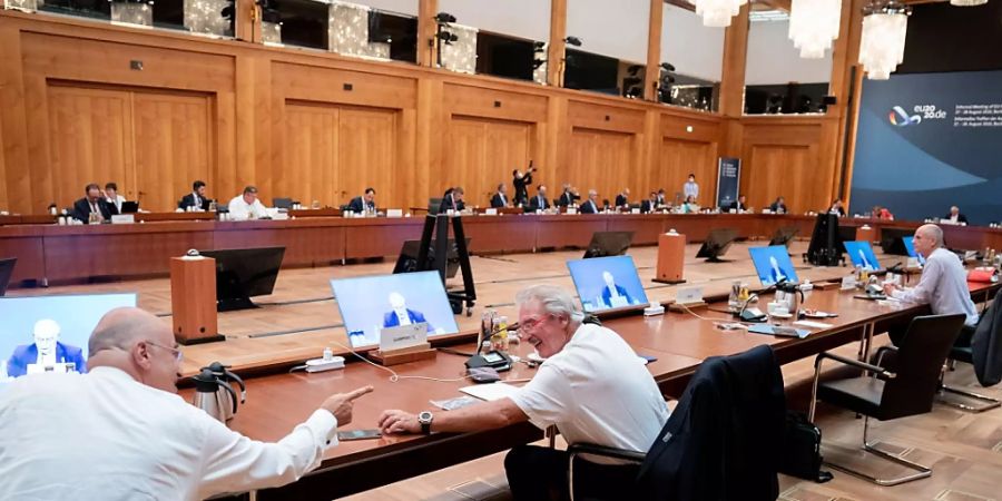 Nikos Dendias (l), Aussenminister von Griechenland, und Jean Asselborn, Aussenminister von Luxembourg, unterhalten sich zu Beginn der ersten Arbeitssitzung bei den informellen Gesprächen der EU-Aussenminister. Foto: Kay Nietfeld/dpa