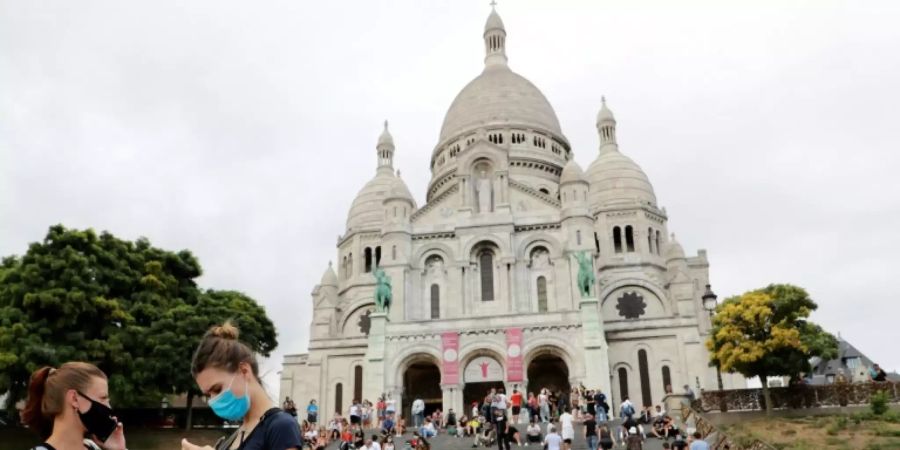 Maskierte vor Sacré-Coeur