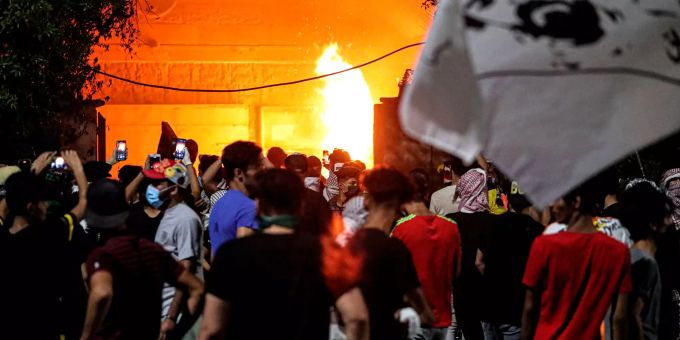 Demonstranten werfen während der Proteste Molotow-Cocktails auf das Parlamentsgebäude. Berichten zufolge haben die Demonstranten versucht, ein Regionalbüro des Parlaments in Brand zu setzen. Sicherheitskräfte hätten die Protestler am Freitagabend vertreiben und das Feuer rechtzeitig löschen können. Protest im Irak