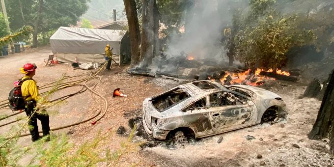 Freiwillige Feuerwehrleute des Boulder Creek Fire Departments löschen einen Waldbrand und versuchen weiter, Häuser vor den Flammen zu retten. Walbrände in Kalifornien