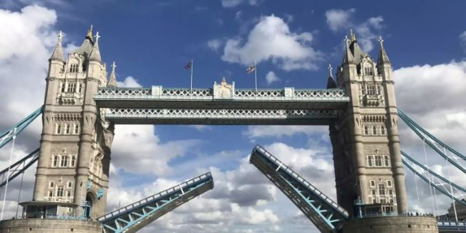 Die Klappbrücke wird rund 800 Mal im Jahr geöffnet tower bridge