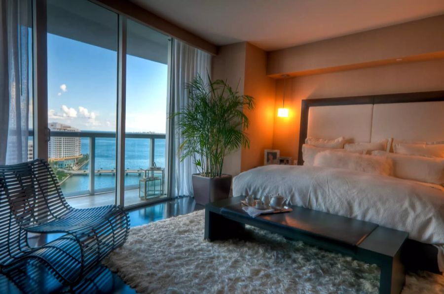 Schlafzimmer mit einem Ausblick aufs Meer.