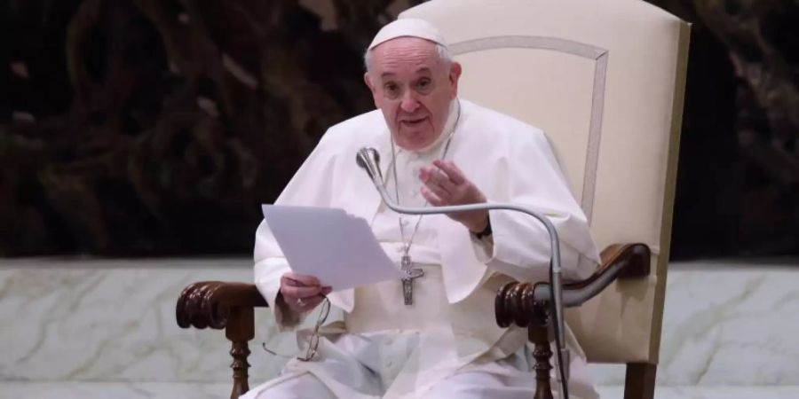 Papst Franziskus spricht während seiner wöchentlichen Generalaudienz in der Halle Paul VI. im Vatikan. Foto: Evandro Inetti/ZUMA Wire/dpa