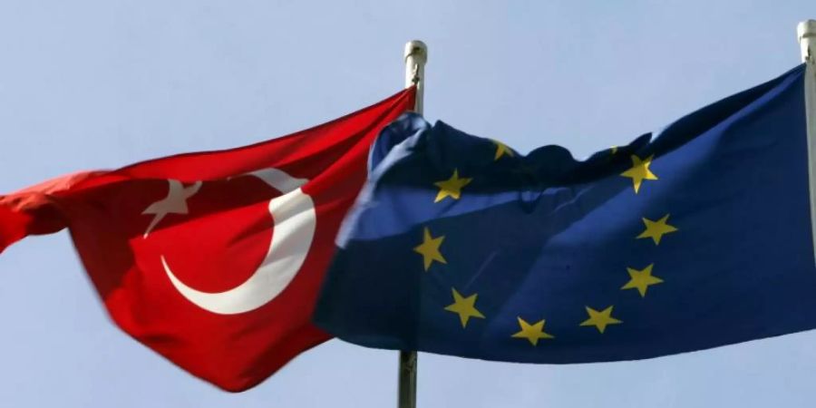 Die türkische und die europäische Flagge. Foto: epa Tolga Bozoglu/EPA/dpa