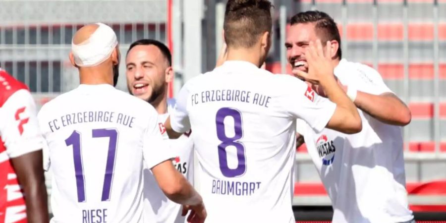 Die Spieler von Erzgebirge Aue feiern das 3:0 im Spiel gegen die Würzburger Kickers. Foto: Daniel Karmann/dpa
