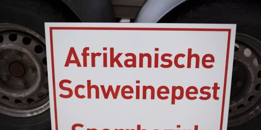 Ein Schild mit der Aufschrift «Afrikanische Schweinepest - Sperrbezirk-» im hessischen Zentrallager für Tierseuchenbekämpfungsmaterial. Foto: Frank Rumpenhorst/dpa