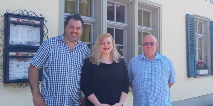 Jürg Wüthrich, Aline Alexandra Messerli und Jürg Vogt (v.l.n.r.) vor dem Restaurant Rössli in Uetendorf. Kultursaal Uetendorf